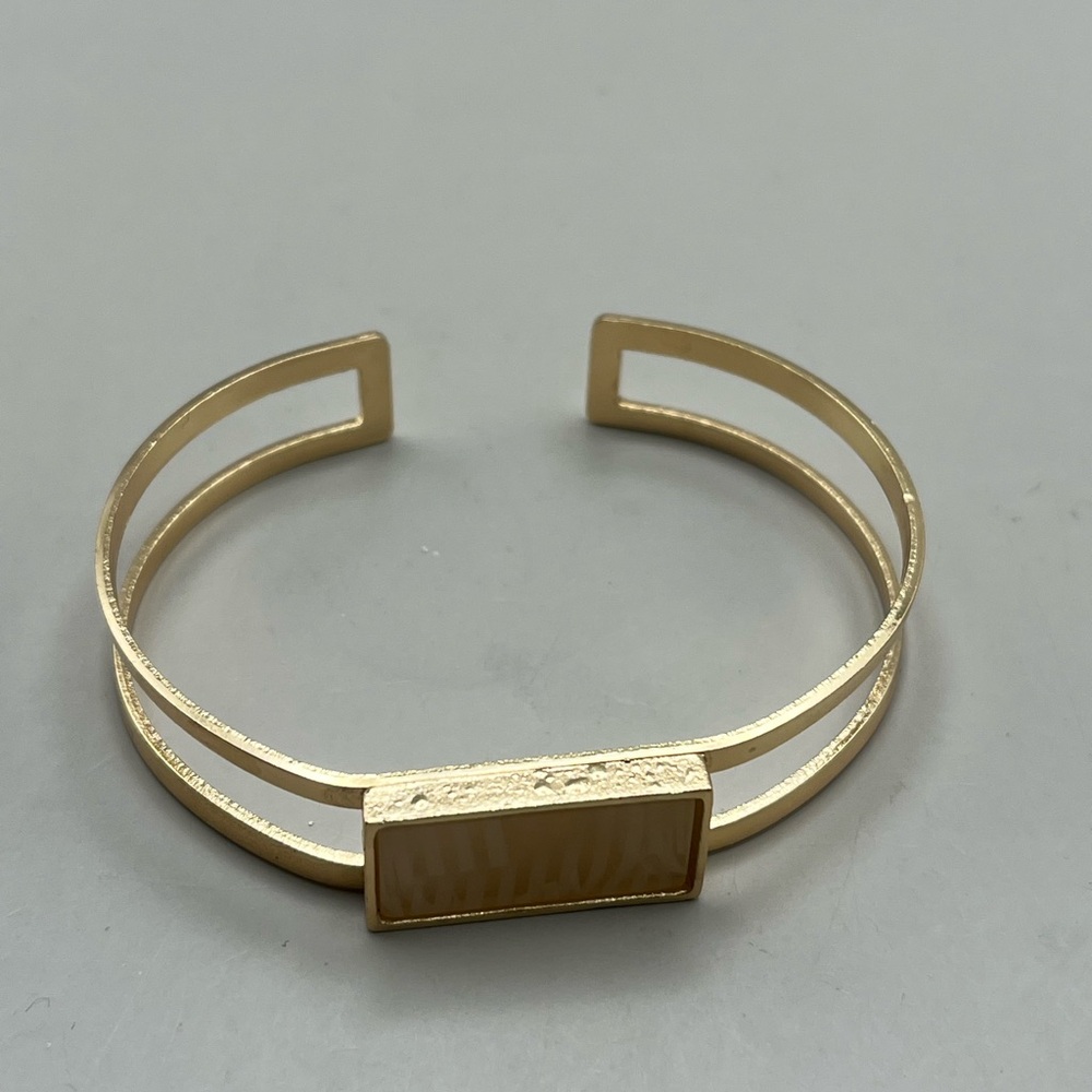 Stunning Gold Cuff Bracelet with Rectangular Inlay - Picture 3 of 4